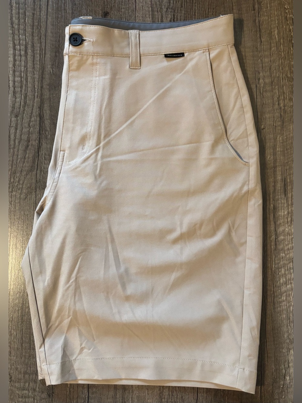 LIKE NEW Travis Mathew Wanderlust 9” Shorts- 38, KHAKI